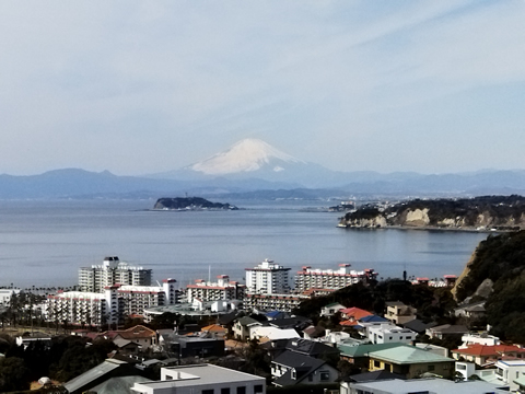 駅からハイキング 逗子駅 青い海と白い富士の景色