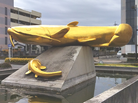駅からハイキング 吉川駅 さくら通り 金のなまず